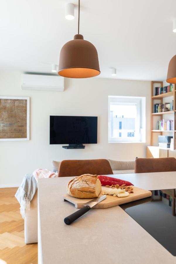 Apartma Canopy *